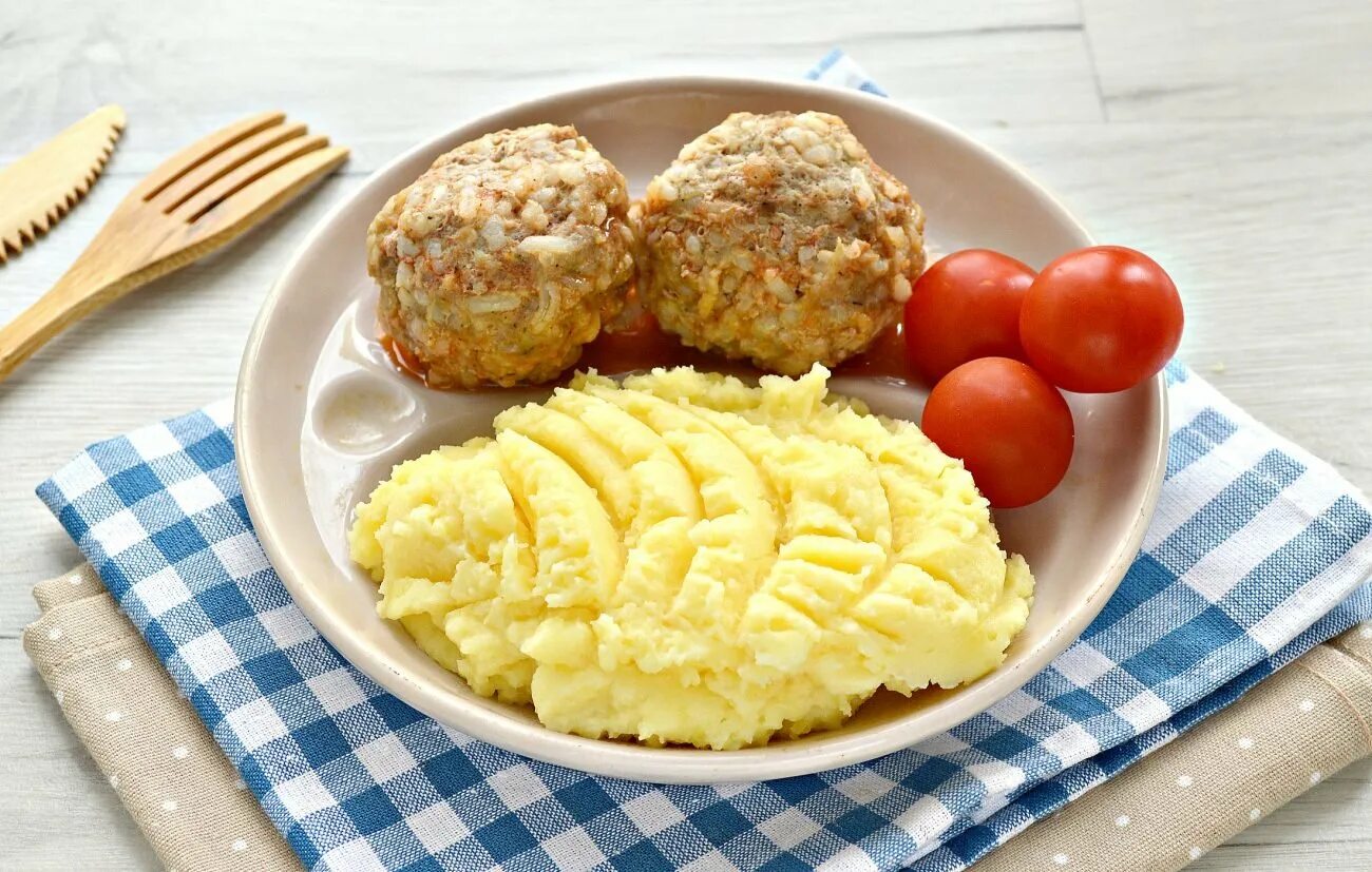 Как сделать котлеты из пюре. Картошка пюре. картофельное пюре с сыром. пюре картофельное с молоком. картофельное пюре с пармезаном.