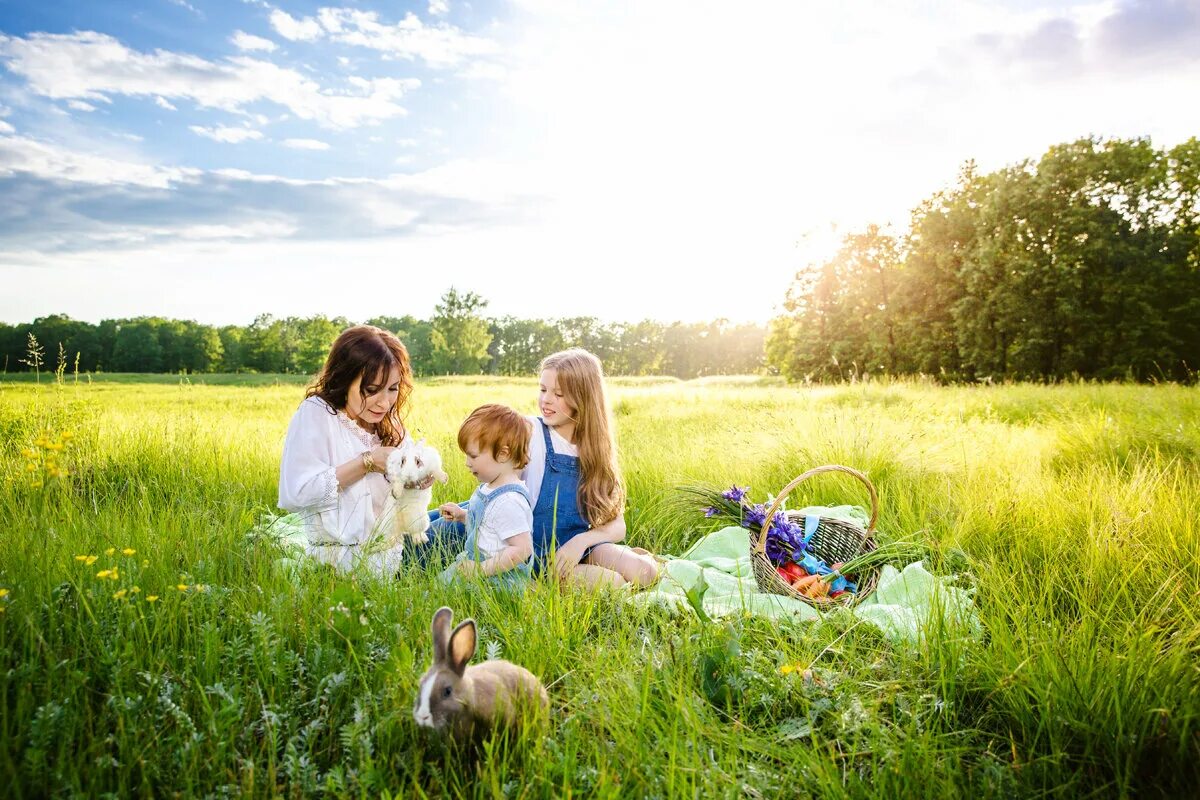 Семья в луге. Моменты с семьей. Happy family photo. Семья в луге. Фон семья.