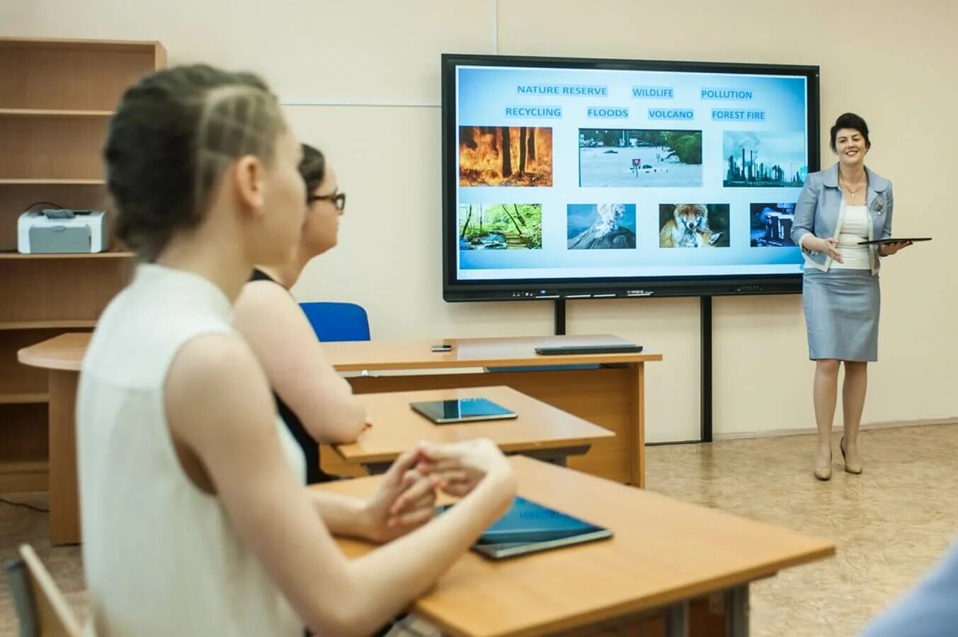 Педагог в образовании будущего. Учитель школы будущего. современный педагог. современные учительские в школе. электронные доски в московских школах.