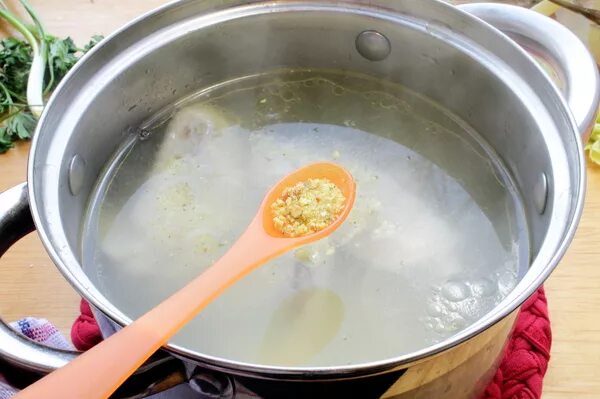 Приправа трапеза для супа. Куриный бульон с куркумой. Рыбные щи. Приправы для супчика. Какие специи добавляют в бульон.