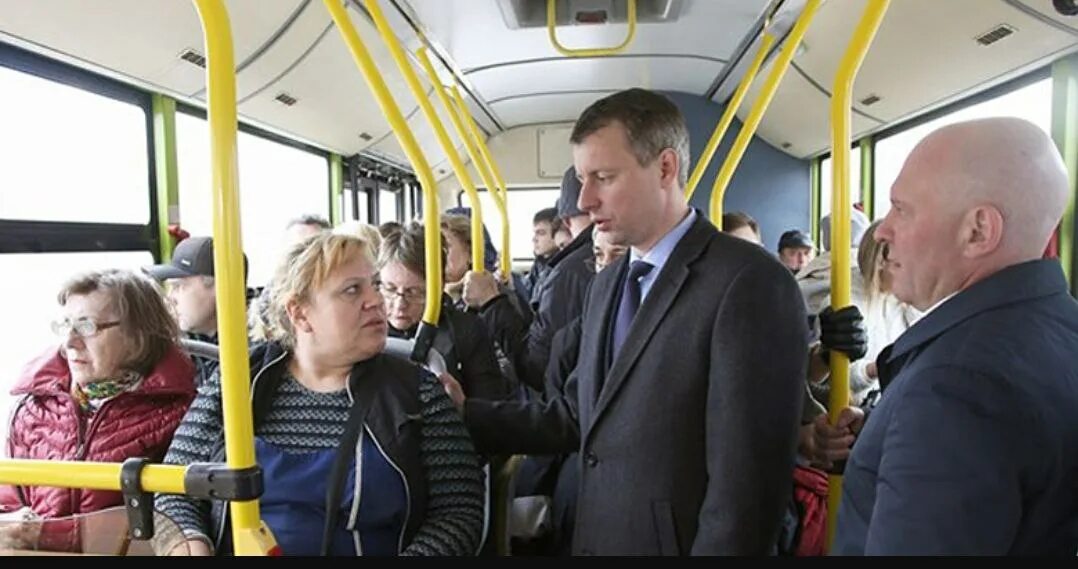 Депутат в автобусе. Новости про транспорт в омске. Мобилизованные в автобусе. Автовокзал. Люди в общественном транспорте.