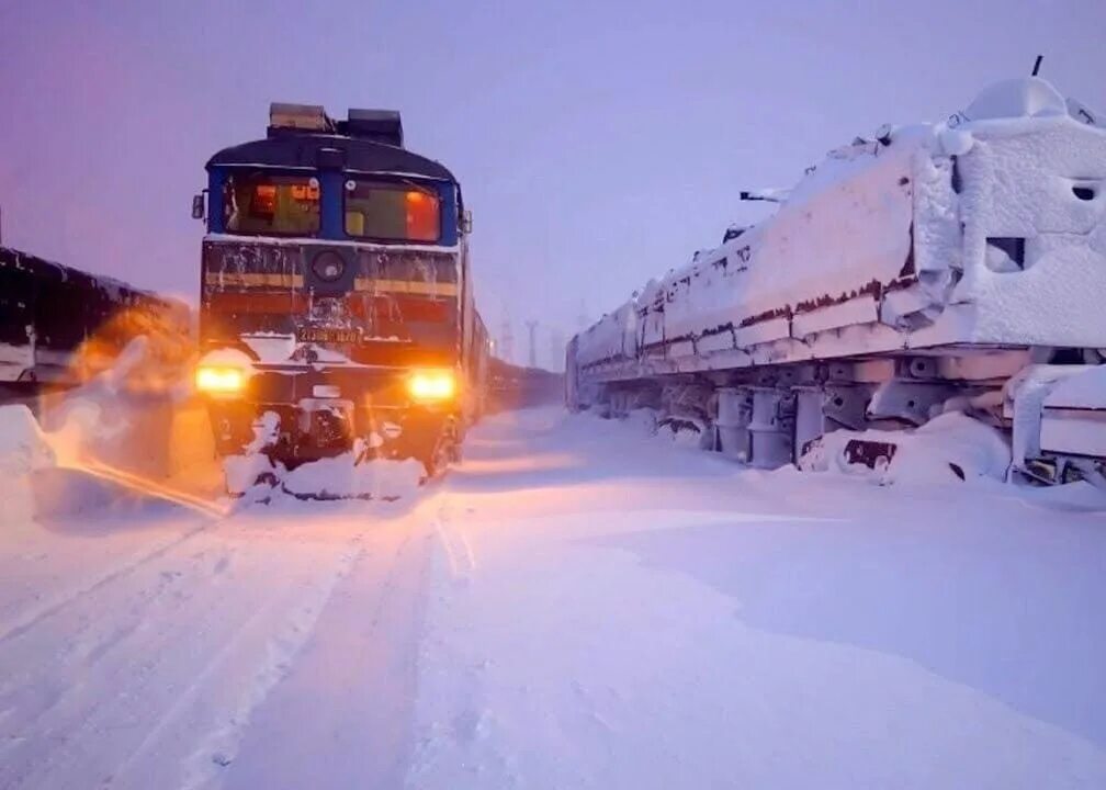 Поезд снежные заносы. Норильская железная дорога. Железная дорога Норильск Дудинка. Тепловоз зима Северная железная дорога. Норильский никель железная дорога.