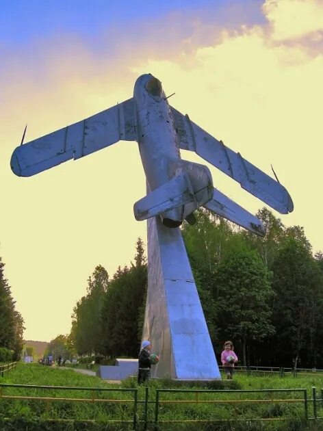 Наро фоминск самолет. Памятник лётчикам-нарофоминцам. Миг 15 памятник. Памятник миг 15 Кисловодск. Дядьково Ярославль памятник миг 15.