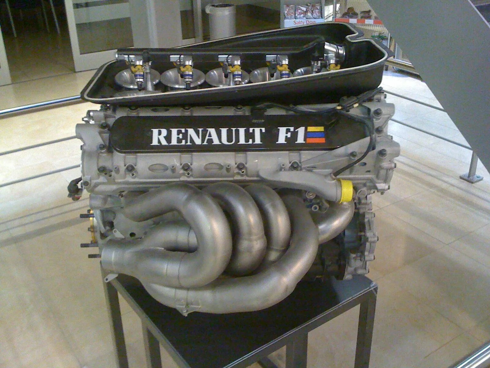 Renault 5 двигатель. Renault v10. F1 v10. Renault rs27 2.4 v8. Renault RS v10.