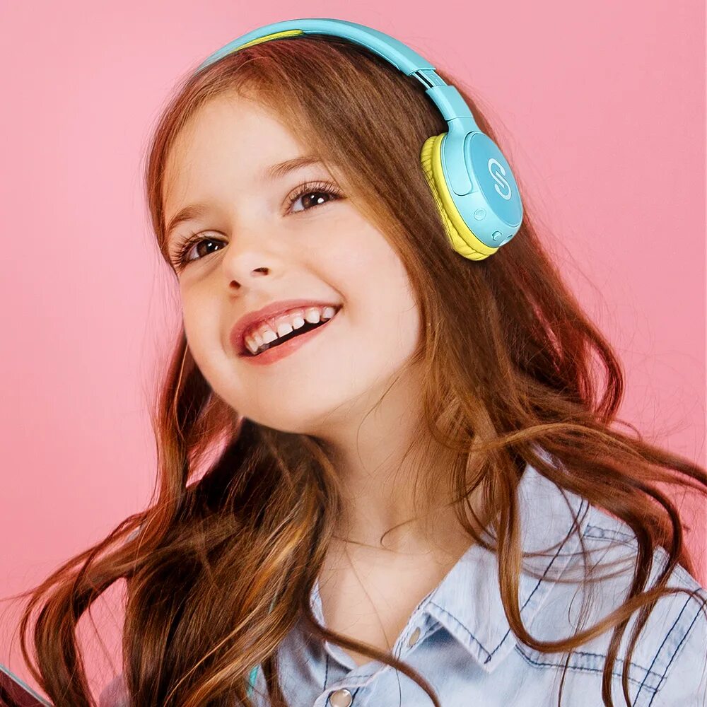 ребенок с блютуз гарнитурой. ребенок с наушниками. детская громкость 10. звучит по детски. детская громкость 10.