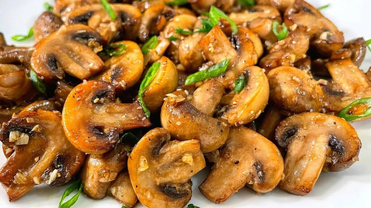 Вкусно пожарить шампиньоны на сковороде с луком. Жареные грибы. грибы шампиньоны жареные. жареные шампиньоны на сковороде. вкусные жареные шампиньоны.