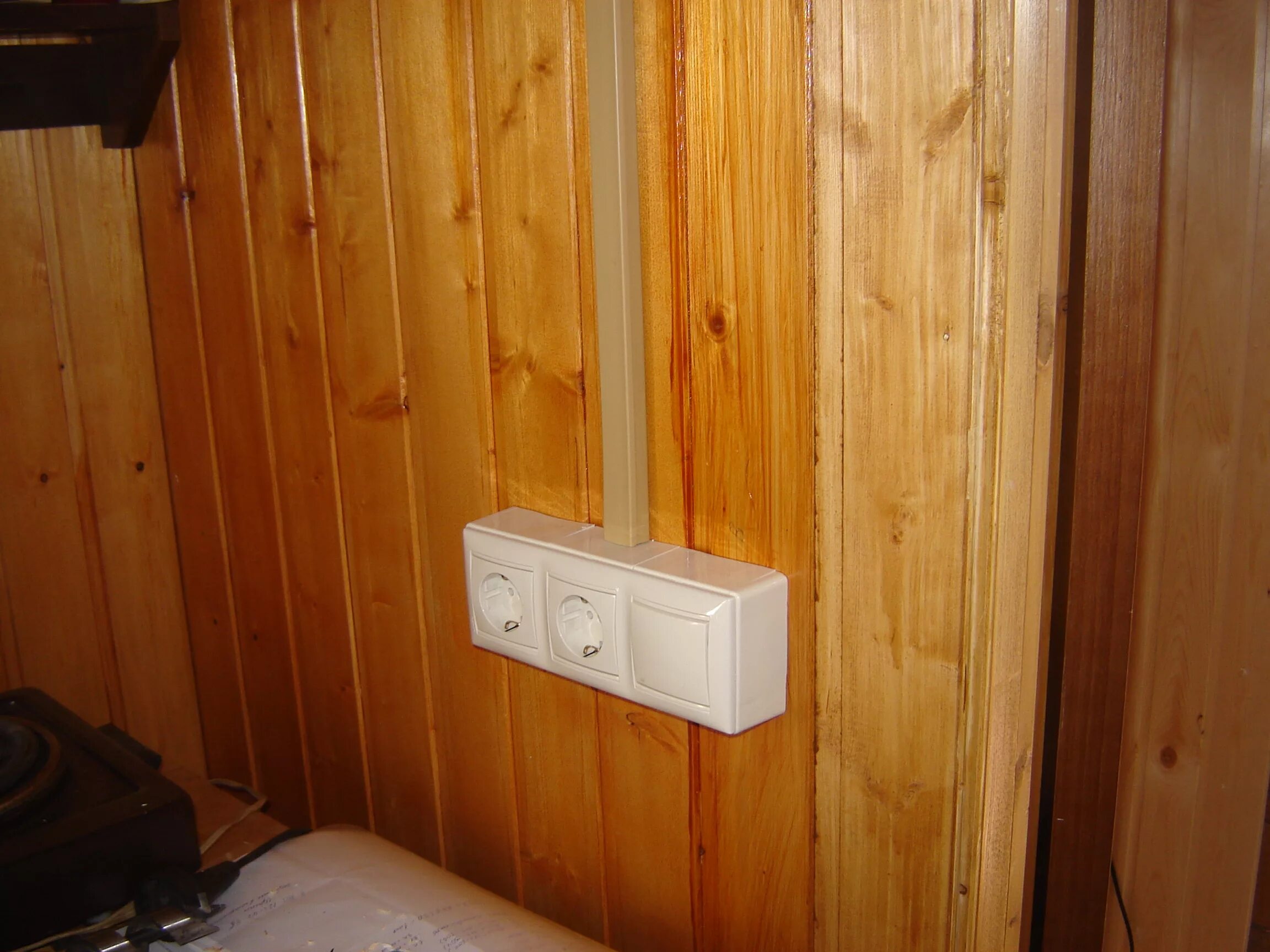 Короб для провода. Короба для электропроводки в деревянном доме. Электрика в кабель канале. Электрика в кабель каналах в деревянном доме.