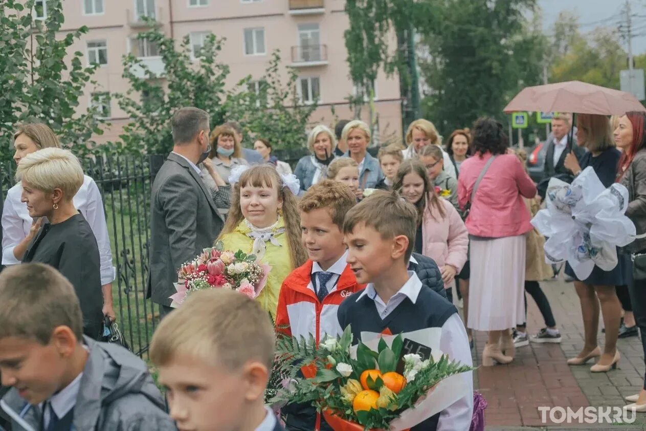 Отзывы школ томска. Школа 19 Томск. Ведущие школьной линейки. Школьная линейка 8 класс. Школа 1 Томск.