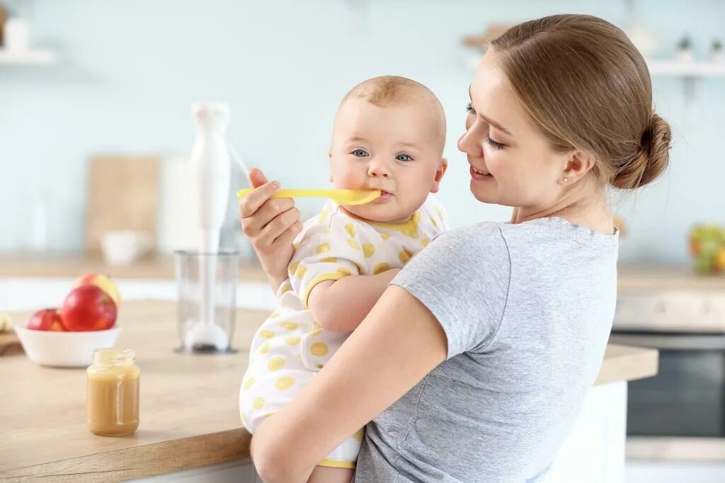 Кормят ли детей. Годовалый малыш кушает за столом. Грудное и искусственное вскармливание. Искусственное вскармливание. Малыш кушает.