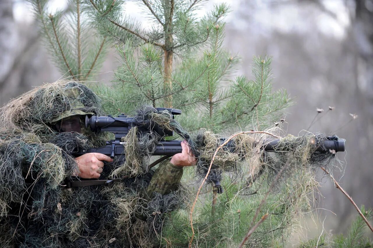 Снайпер вс рф. Т-5000 снайперская винтовка. Снайпер с Орсис т-5000. Снайперская винтовка ORSIS T-5000. Снайпер с т-5000м.