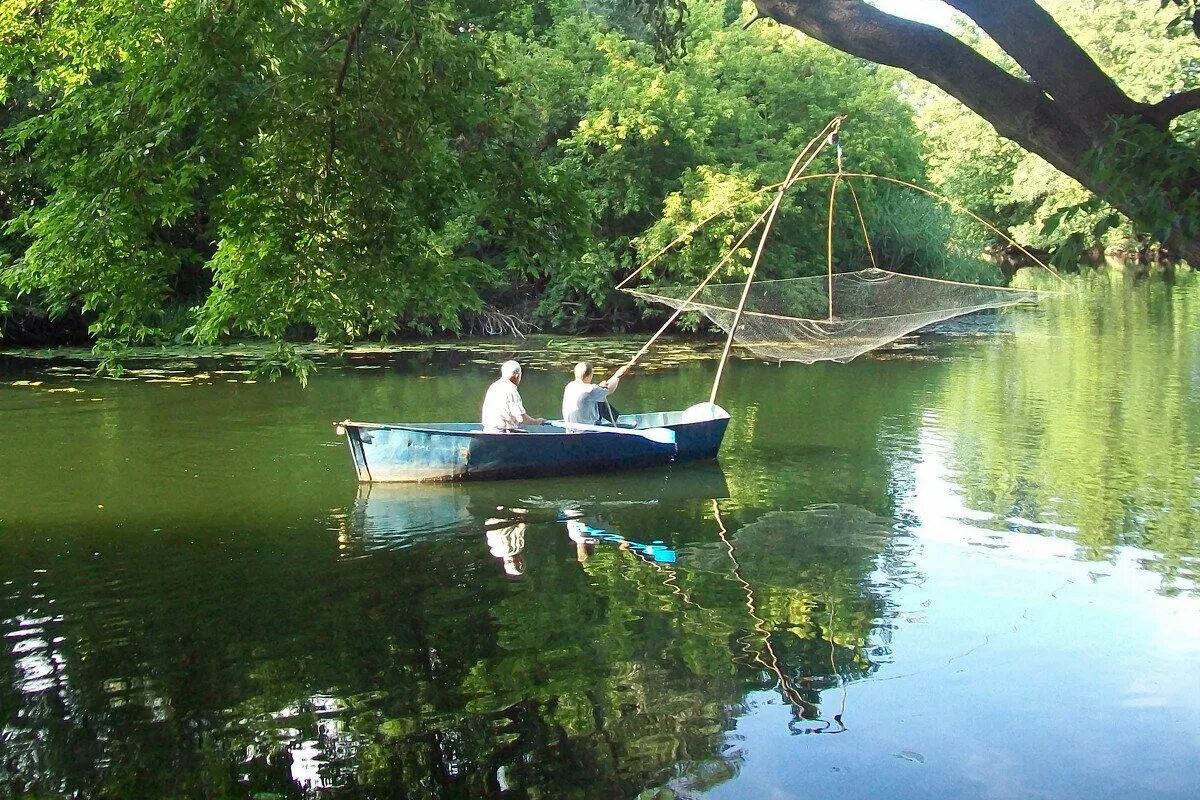 Паук подъемник для рыбалки. Лодка для рыбалки. Ловля рыбы с лодки. Рыбалка пауком с лодки.
