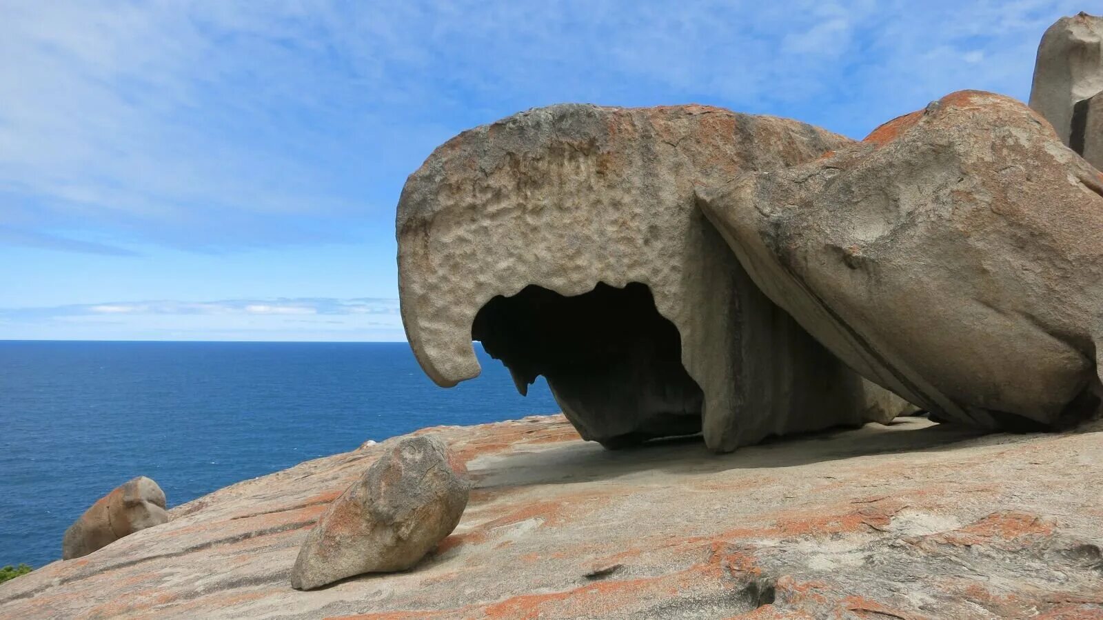 Каменный остров. Камни на острове. Остров валун. Каменный остров в море. Каменные острова читать