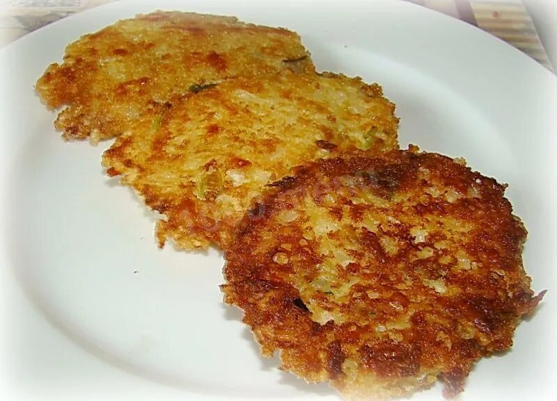 Рисовые котлеты рецепт на сковороде. Котлеты с рисом в сухарях. рисовые котлеты в сухарях. рисовые котлеты без фарша. котлеты из риса без мяса.