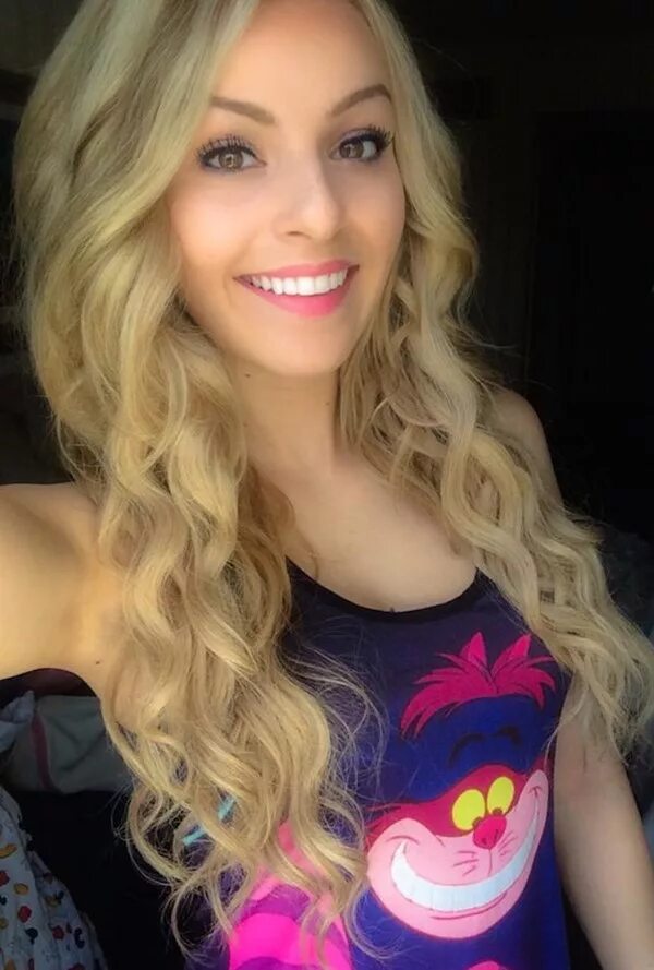 Blonde ladies. Девушка блондинка селфи. Анастасия красина. Мартин кюн модель. Бетси роуз хефнер.