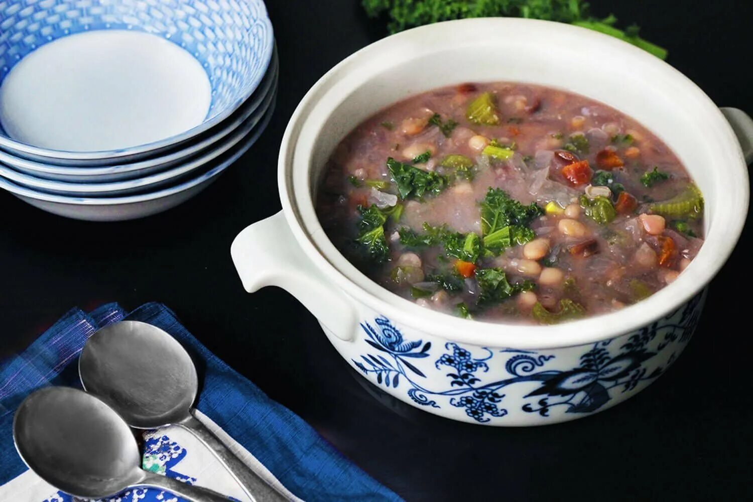 Суп с фасолью и мясом свинины. Суп фасолевый с мясом. фасолевая похлебка с копченой бараниной. суп мясной с фасолью. суп из говядины с фасолью.
