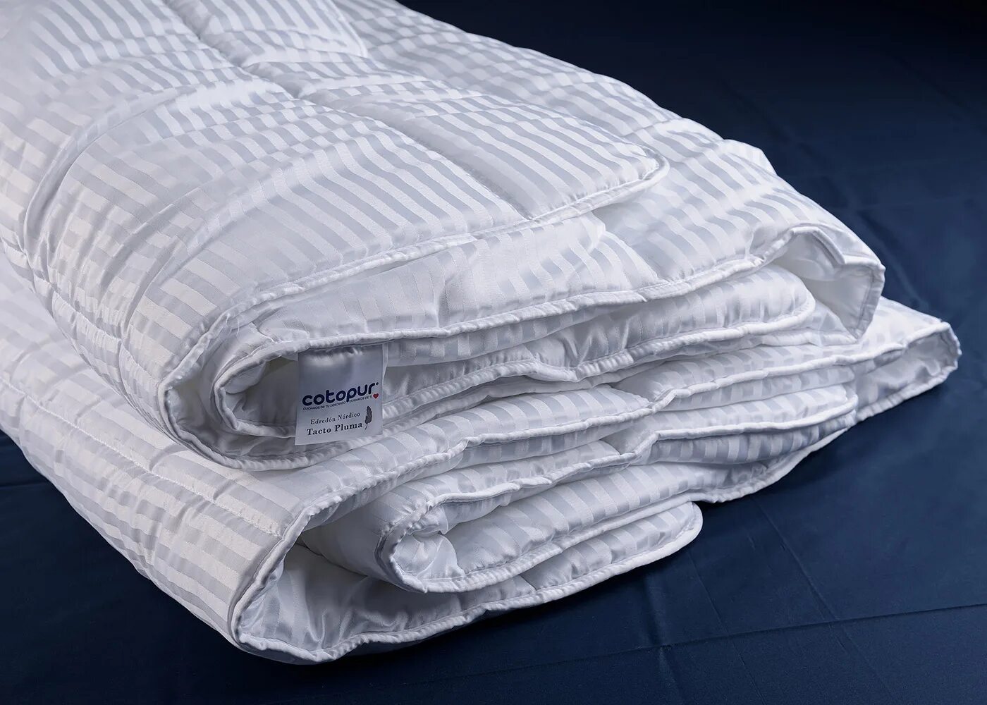 Одеяло и подушка. Одеяло страйп сатин. Одеяло сатин. Одеяло с синтетическим наполнителем. Одеяло эколайн.