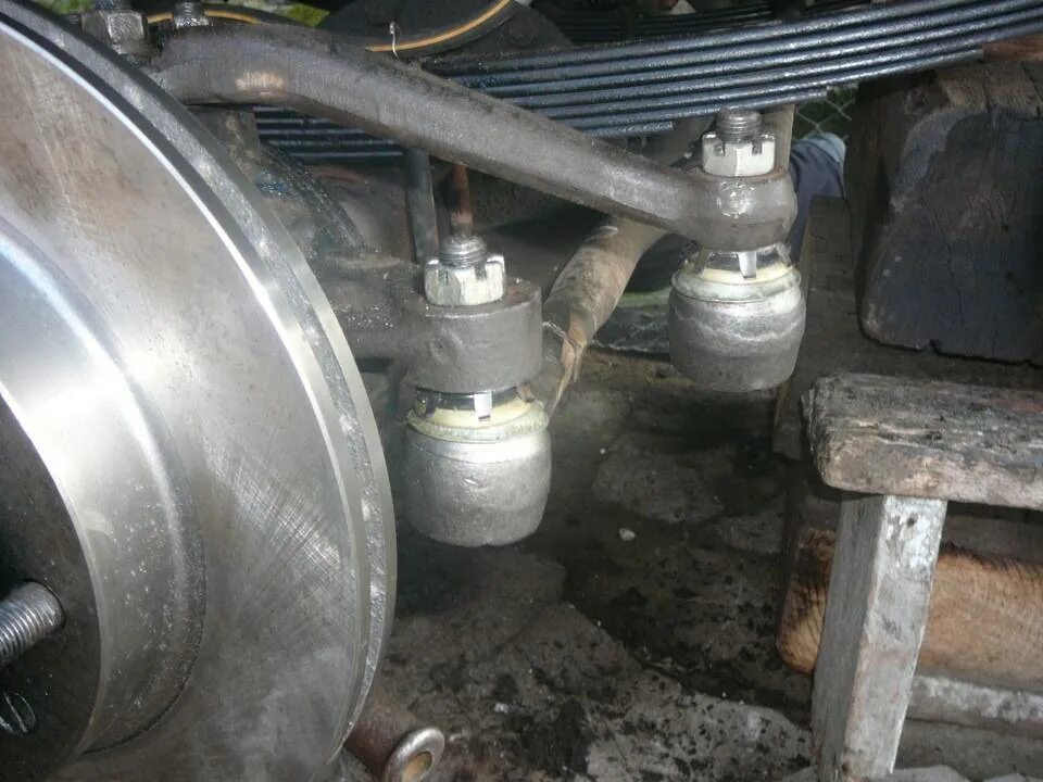 Крепление шкворня газель 3302. Болт крепления тормозных колодок газель. Шкворня на газель бизнес 4х4. Замена передних шкворней. Шкворня газель 2705.