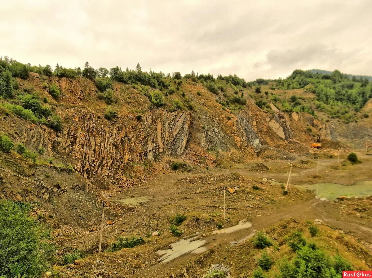 Яблоновый овраг волжский район самарская область. Шахты малахита урал. "яблоневый овраг" "гидрогеология" "зольненское". Овраг и карьер. Яблоневый карьер самарская область.