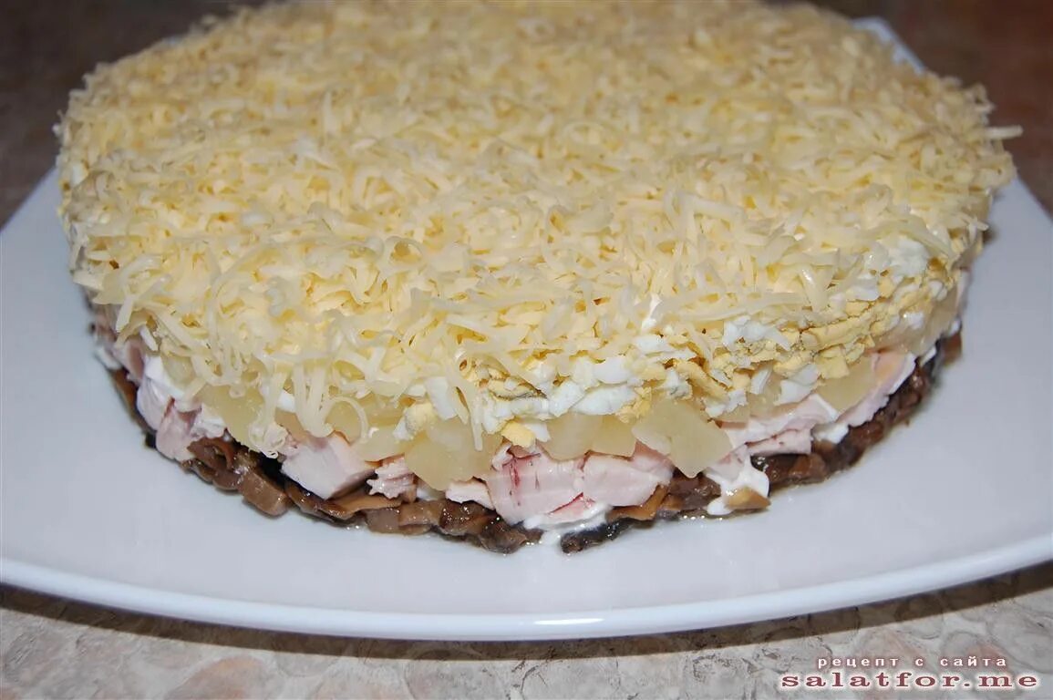 Копченая грудка с ананасами салат рецепт классический. Салат с копчёной грудкой и ананасом и сыром. салат с ананасом и курицей копченой и сыром. ананасовый салат с копченой курицей и сыром. салат с копчёной курицей и ананасами.