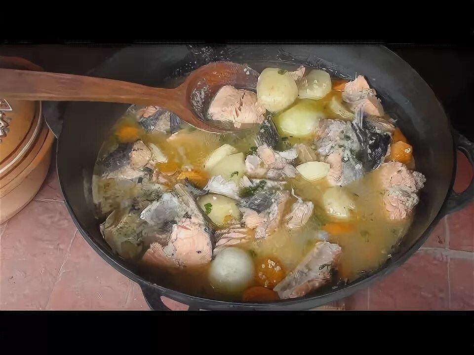 Уха на даче. Карп на костре. Уха из карпа на костре. Уха в казане на костре. Уха из форели в казане на костре.