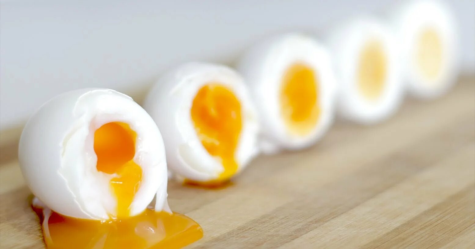 Яйцо всмятку яйца вкрутую. Яйцо вареное всмятку. Яйца куриные вареные всмятку. Перепелиные яйца всмятку.