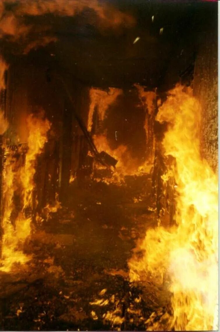 Внутри огнем горит. Пожар. внутренние пожары. пожар внутри здания. пожар в коридоре.
