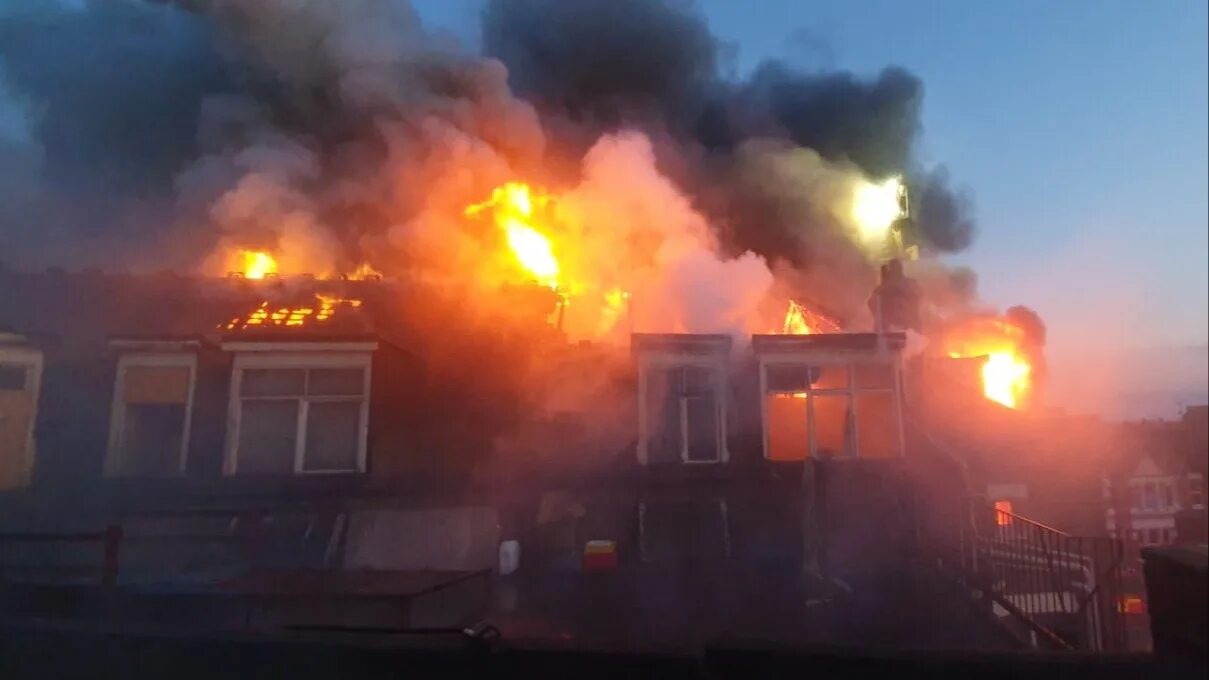 My building is on fire песня. The build is on fire. Горящие дома. Мем the building is on fire звук на звонок. The build is on fire.