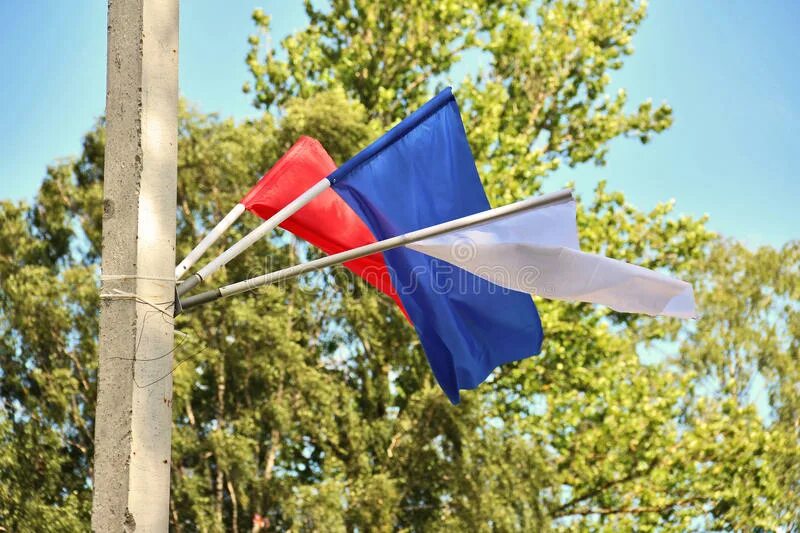 Как правильно ставить флажки. Флажки на столбах. флагшток на столб. флаги на фонарных столбах. флажки на столбы триколор.