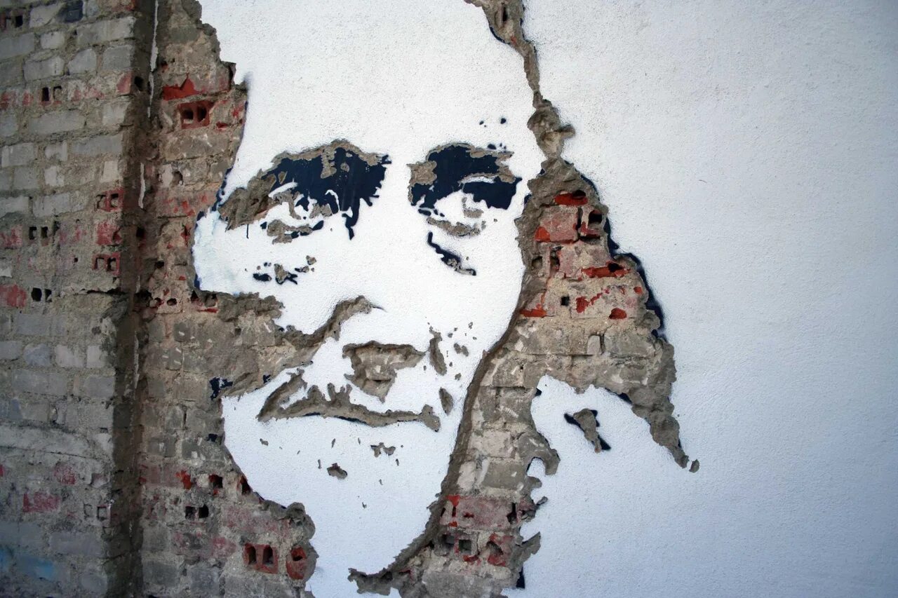 VHILS стрит арт. Лицом к стене. Кирпичная стена с лицом. Портрет на стене. Лица на стенах и полу