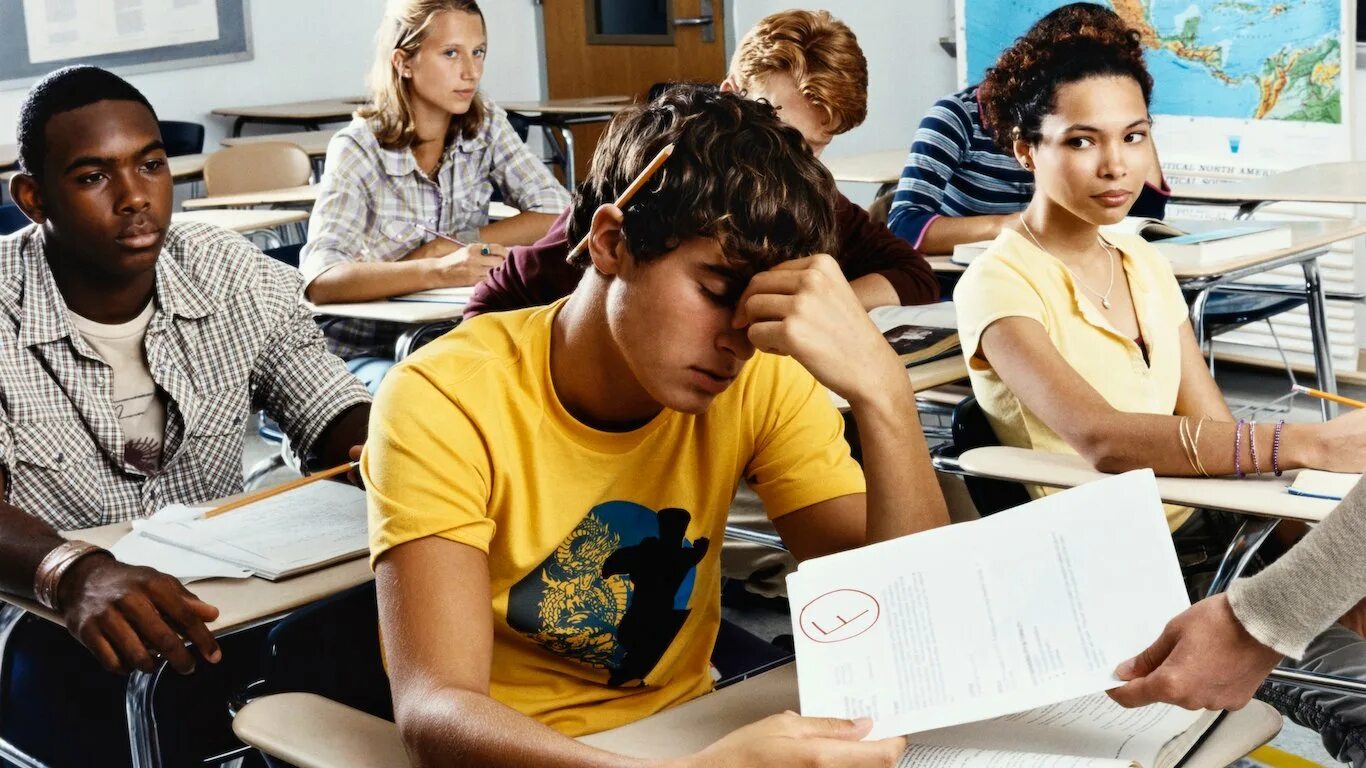 The students are watching. Американские ученики. Школьники в Америке. Оценки в американских школах. Оценки в американских ш.