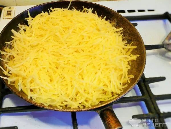 запеканка из тертого картофеля с сыром и чесноком. блюдо из тертого картофеля заправленного жареным. жаренки картошка тертая. картошка на терке в духовке. блюдо из тертого картофеля заправленного жареным.