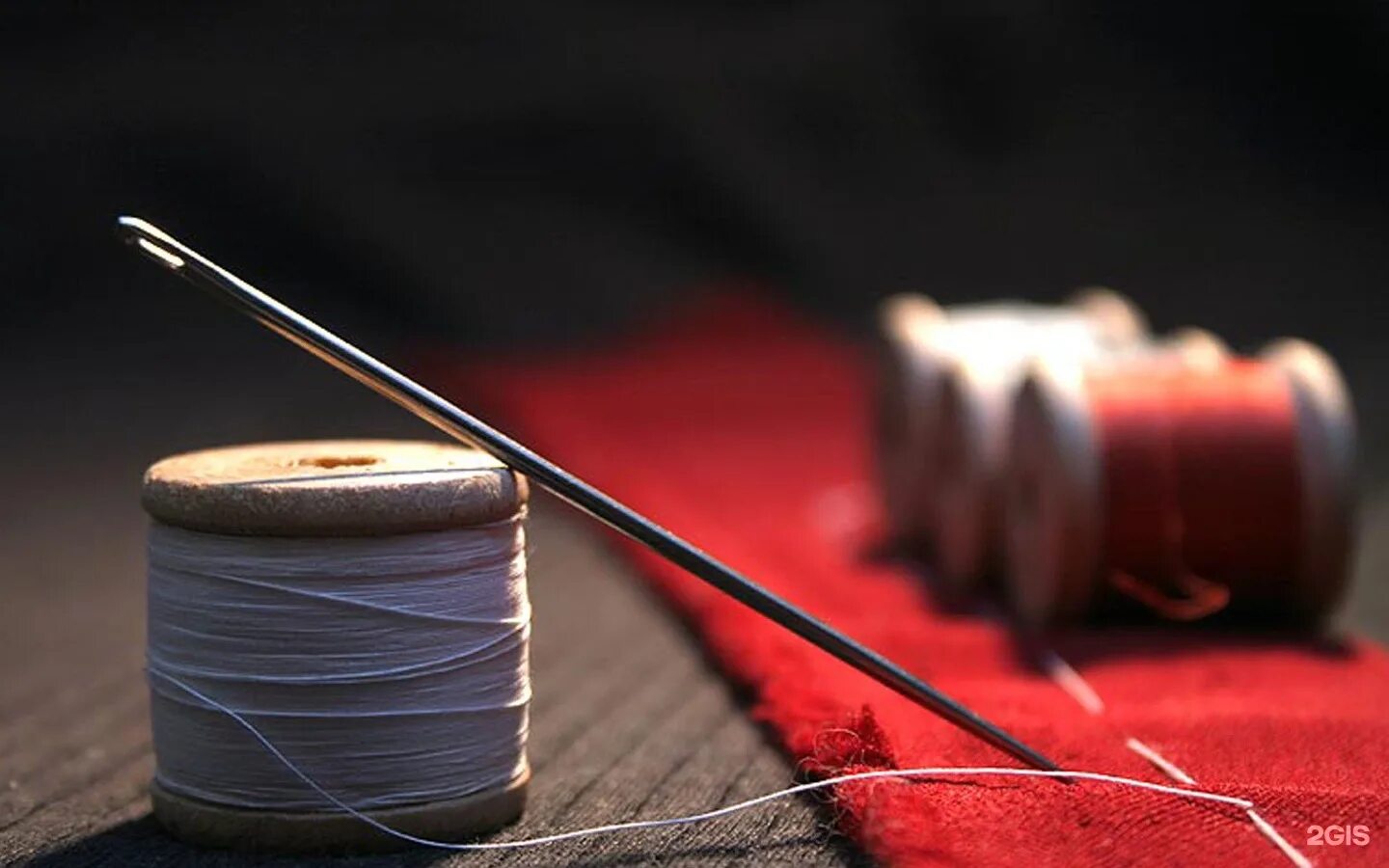 нитки ритуалы. приворот на нитке. иголка с ниткой. нитки иголки ножницы. узелковая магия.