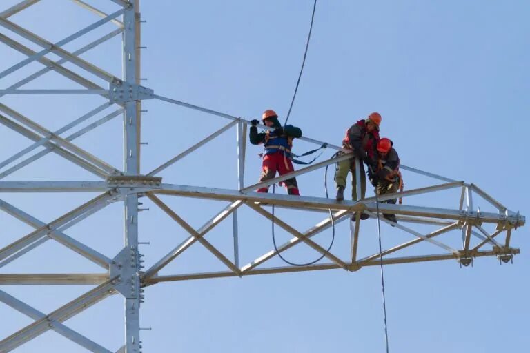 Монтаж опоры вл 220 кв. Вл-220 кв «оротукан- палатка-центральная». Демонтаж опоры лэп вл 110 кв. Компании строительство лэп. Опоры лэп в горах.