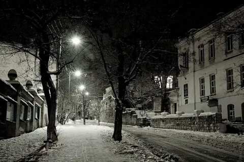 Темная улица зимой