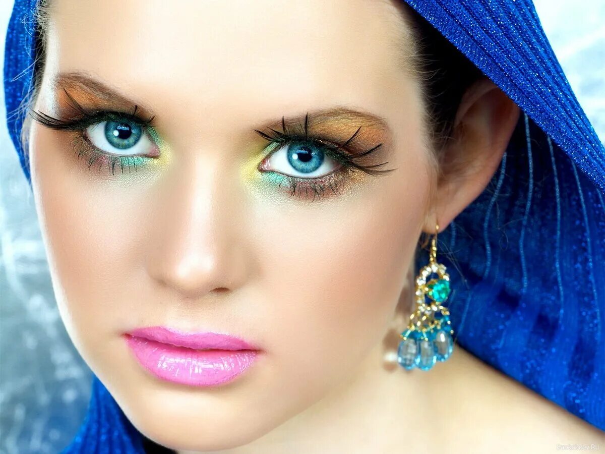 Красивые женские глаза. Сине зеленый макияж. Синие глаза. Голубые глаза.