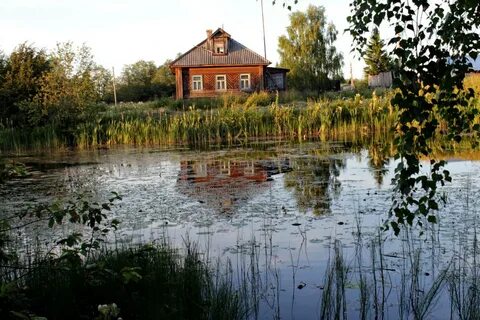 Дом в селе у реки