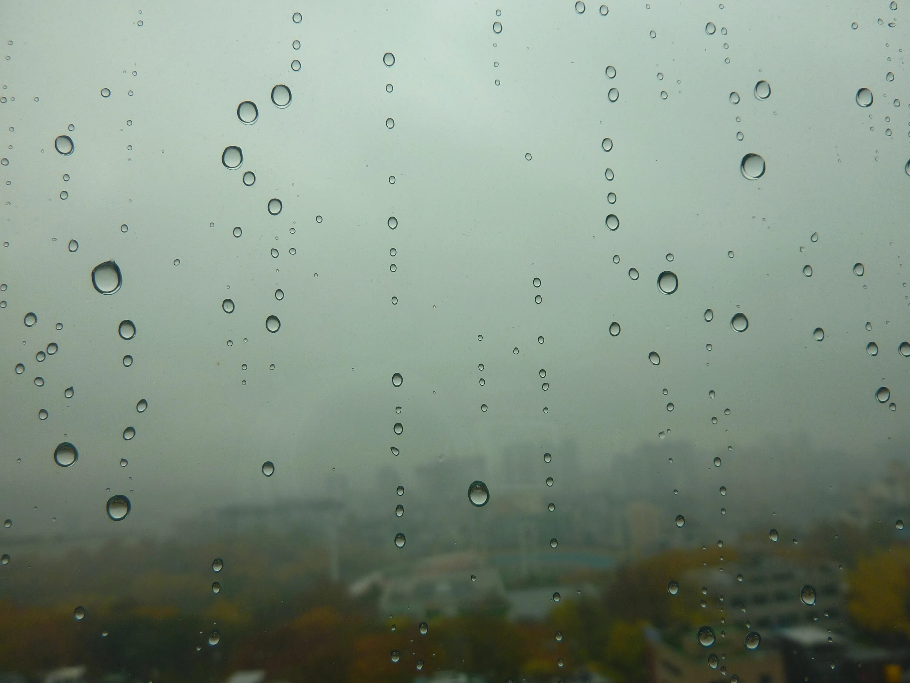 Включи капель 2. Дождь на стекле. Окно лето дождь. Дождь на стекле фото. Капли дождя на окне картинки.