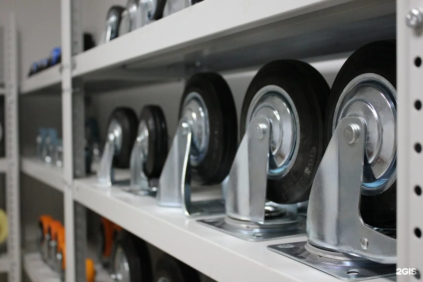 тележка промышленная на колесах. колеса для складской техники. колесо промышленное sc 85 поворотное. колесо зубр 30936-200. промышленные колеса.