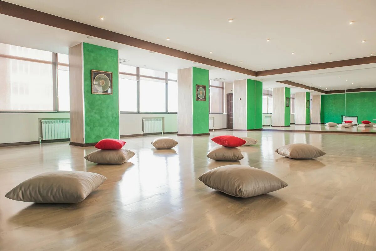 дизайн интерьеров практика. белый коммерческий интерьер. помещение для йоги. Coworking спб. 3d интерьер офис.