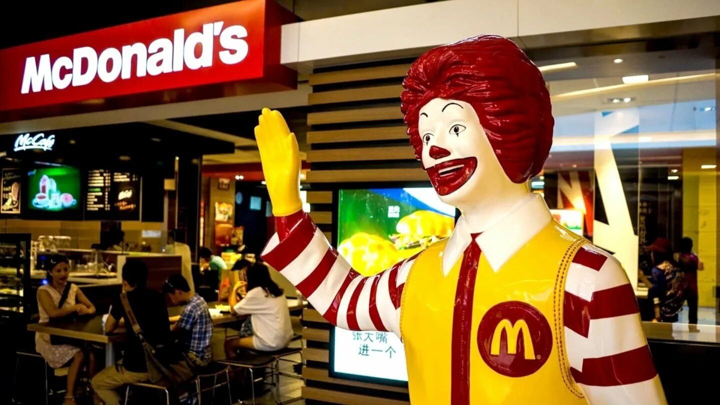 Mcdonald's russia. Рональд Макдональд 2020. Рональд Макдональд 2020 Россия. Транснациональные корпорации макдональдс. Макдональдс ресторан.