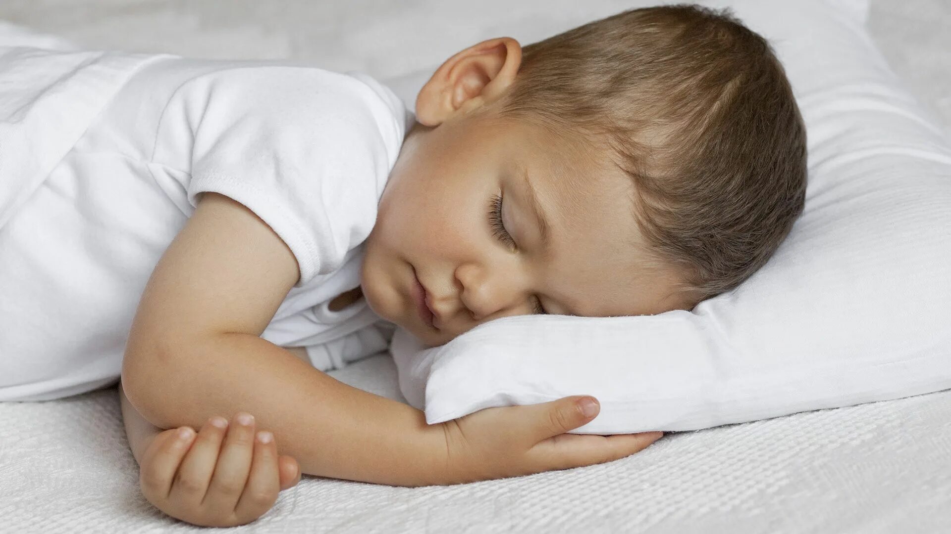 Sleep on sweet little child day. Подушка для детей. Спящие малыши.