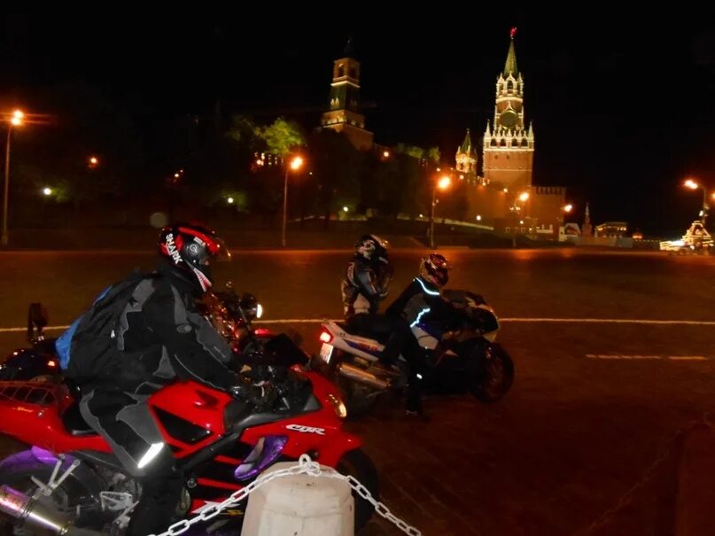 Мотоциклист ночью. На мотоцикле по ночной Москве. Ночные покатушки на мото. Мотоцикл на фоне Москвы. Ночные подработки в москве для мужчин