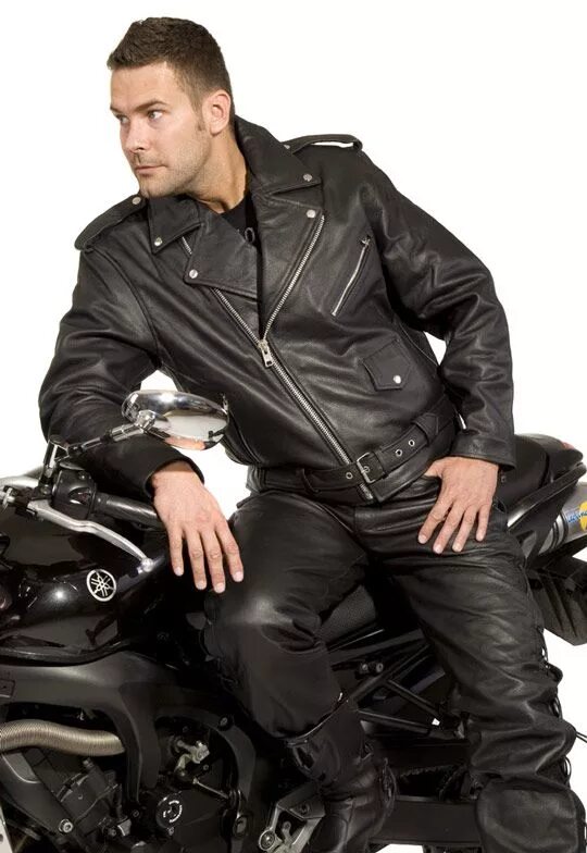 Мотоциклист в кожаной куртке. Байкер в Кожанке. Байкер в косухе. Байкер в коже. Кожаный байкер