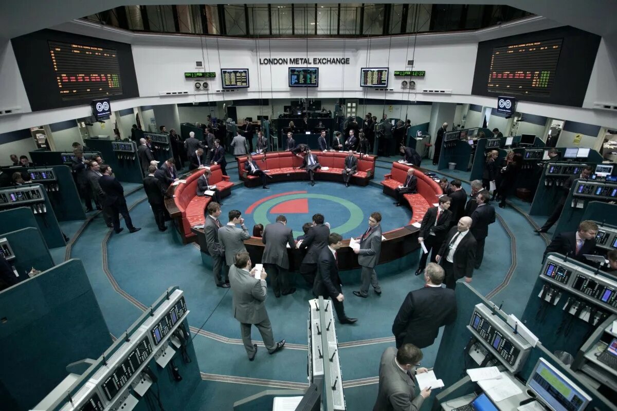 Лондонская товарная биржа. Lme лондонская биржа цветных металлов. Биржа лме. Торговый зал лондонской биржи. Торги на лондонской бирже.