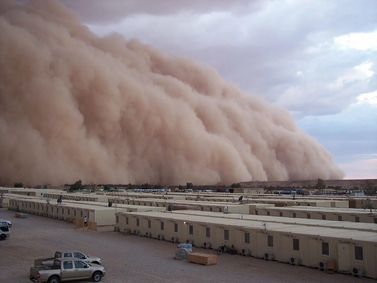 Пыльный город где то. Самум Песчаная буря. Хамсин в Израиле. Песчаная буря хамсин. Ветер хамсин в Египте.