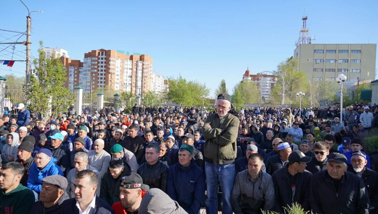 Ураза байрам в грозном. Мечеть Ураза байрам. Ураза байрам Оренбург. С праздником Ураза байрам мечеть.