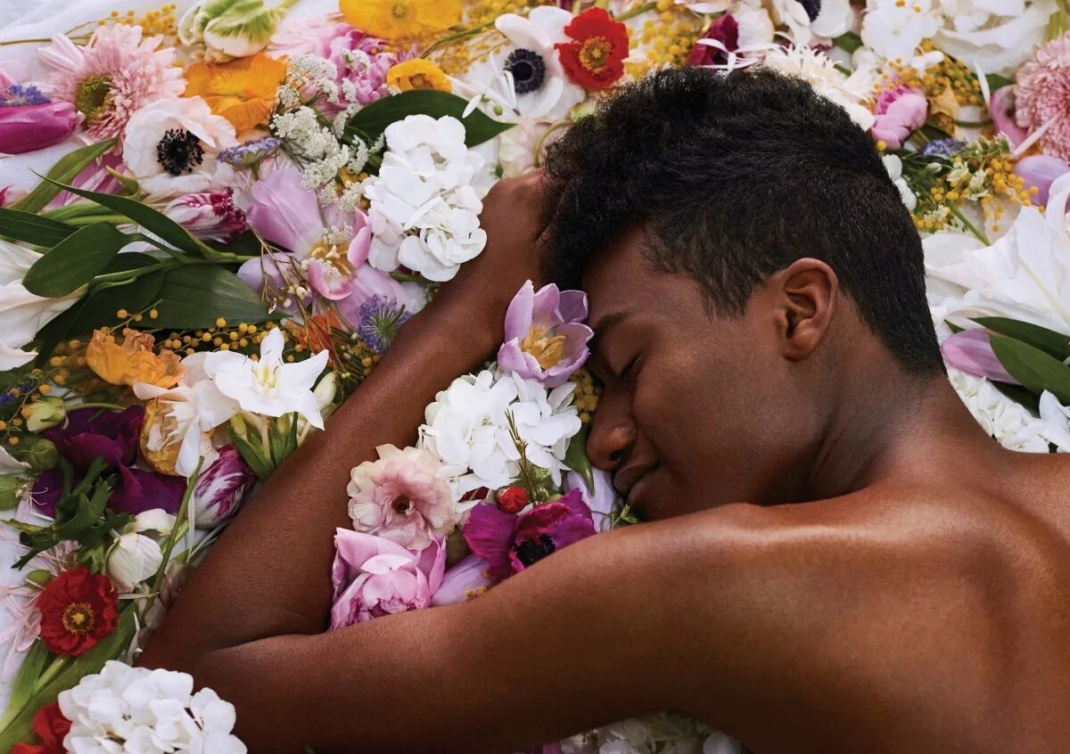 ник бейтман с цветами. парень дарит девушке цветы. красивый мужик с цветами. букет для мужчины. букет для мужчины.