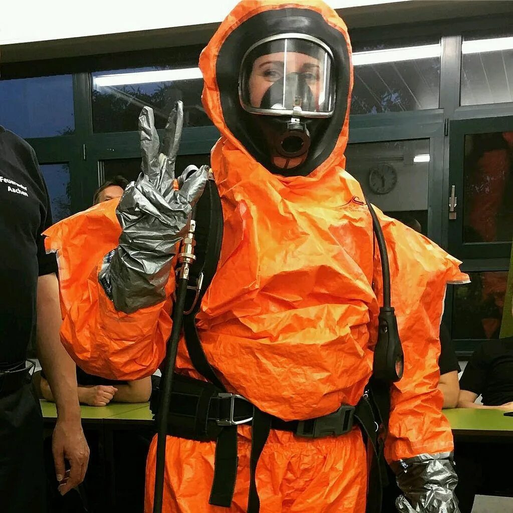 Mask suit. Гидрокостюм Gas Mask. Hazmat Suit Gas Mask. Костюмов класса III Hazmat. Hazmat костюм.