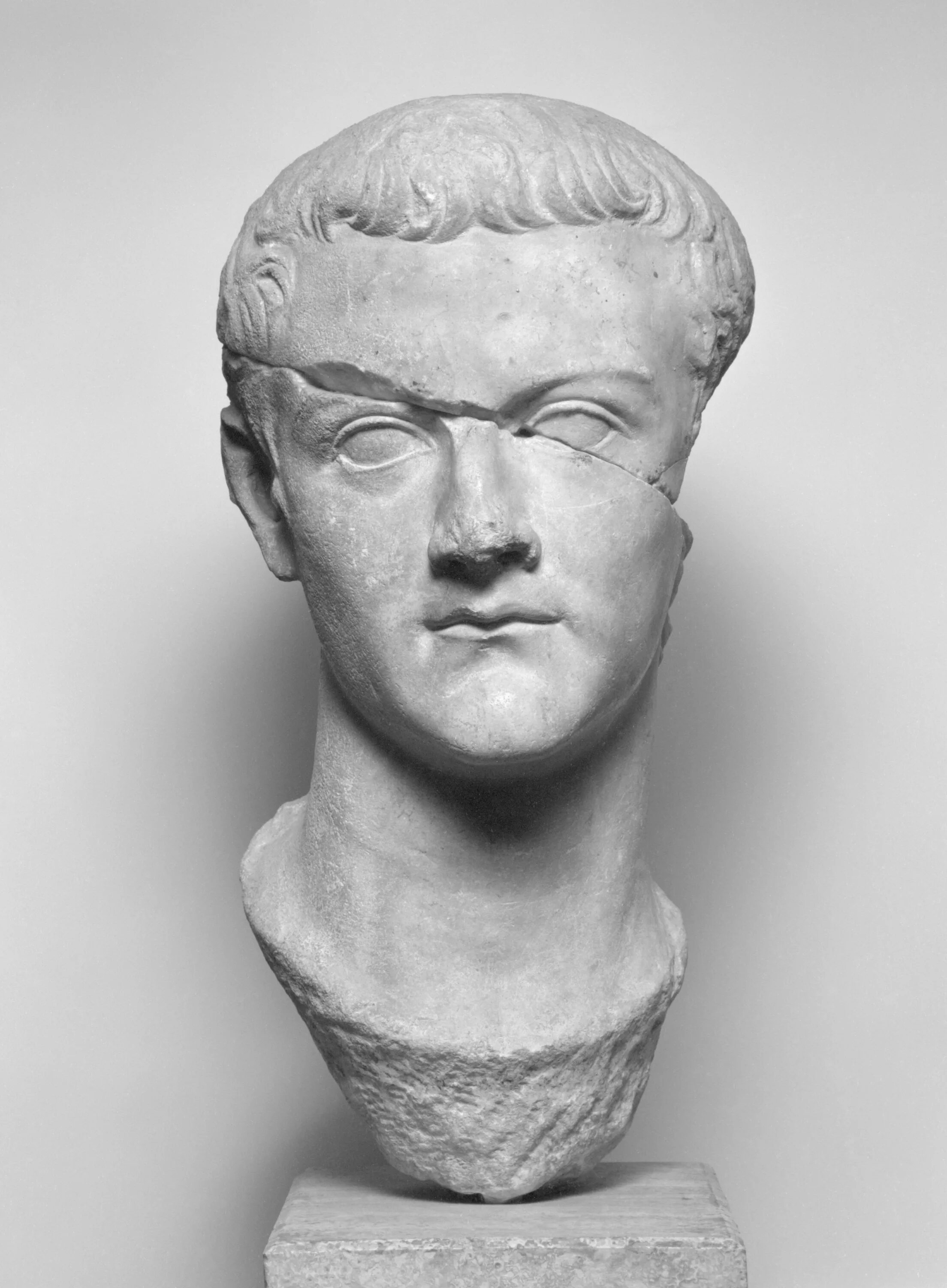 гай германик римский. римский император калигула. германик юлий цезарь клавдиан. император калигула скульптура. император калигула скульптура.