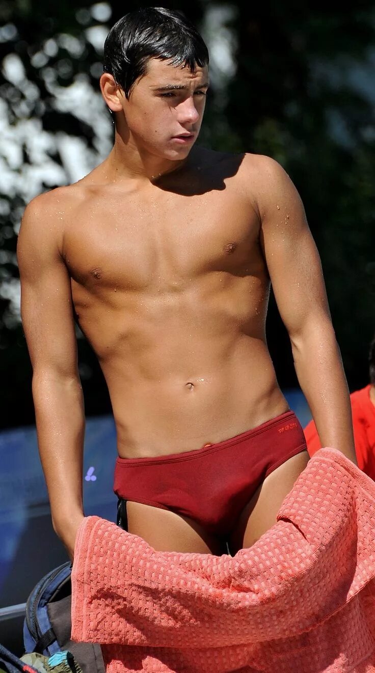Бойс 13 bulge. Спидо бойс 13. Спортивный мальчик. Стояк подростка фото. Мальчик speedo.